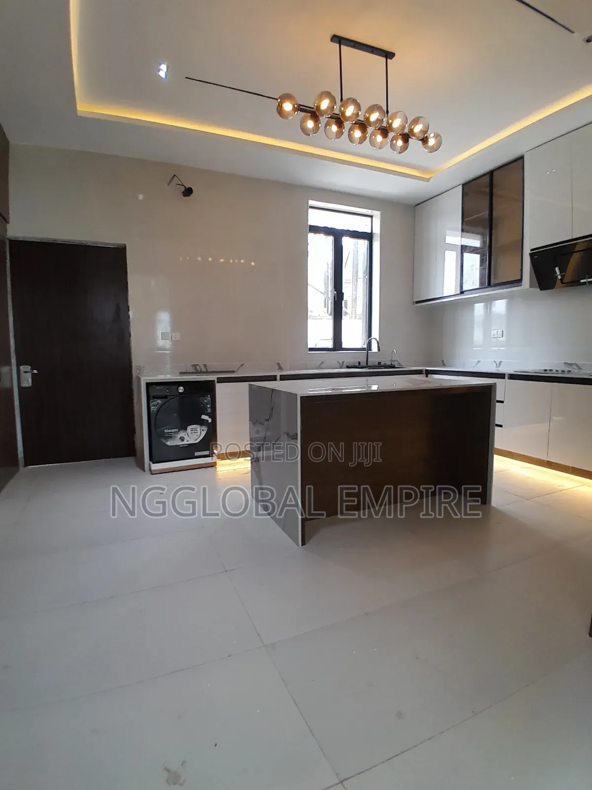 5bdrm Duplex in Orchid Road, Chevron for sale in Chevron
