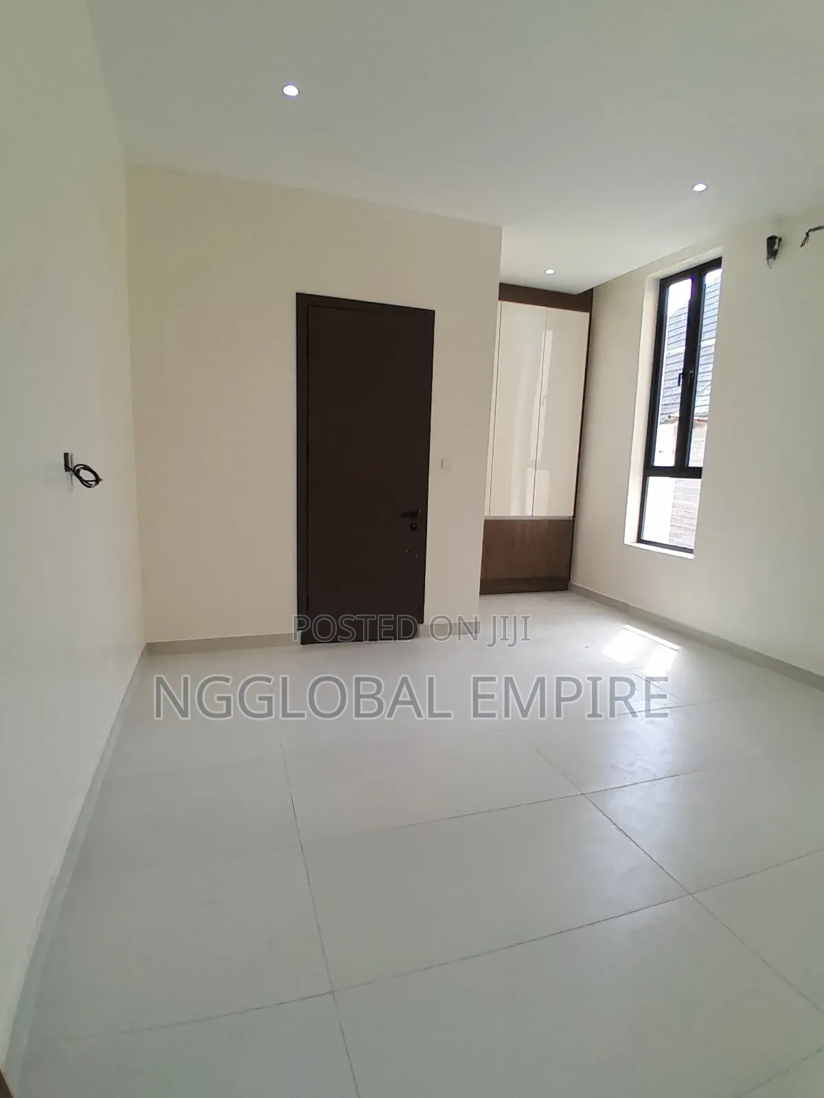 5bdrm Duplex in Orchid Road, Chevron for sale in Chevron