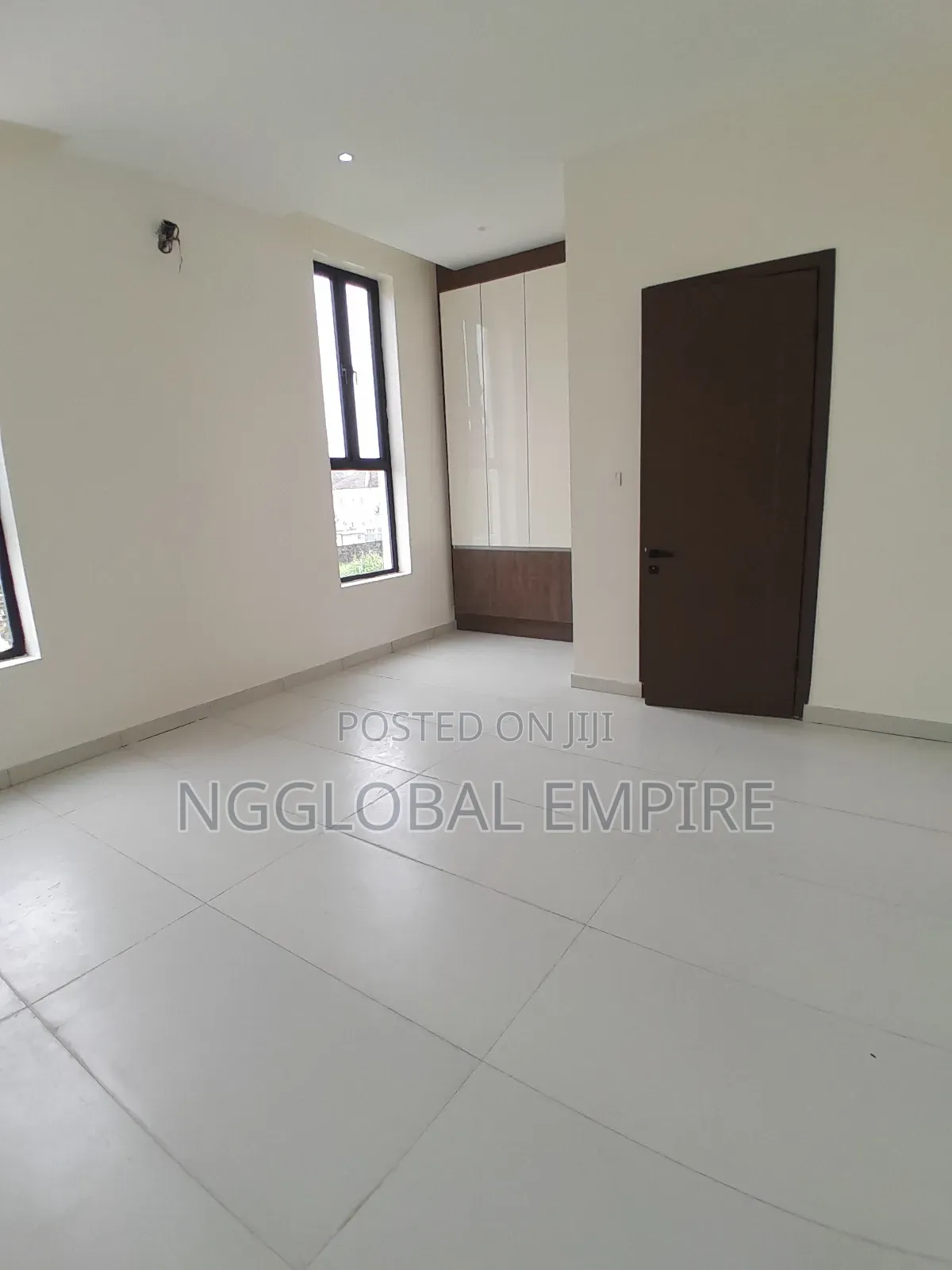 5bdrm Duplex in Orchid Road, Chevron for sale in Chevron
