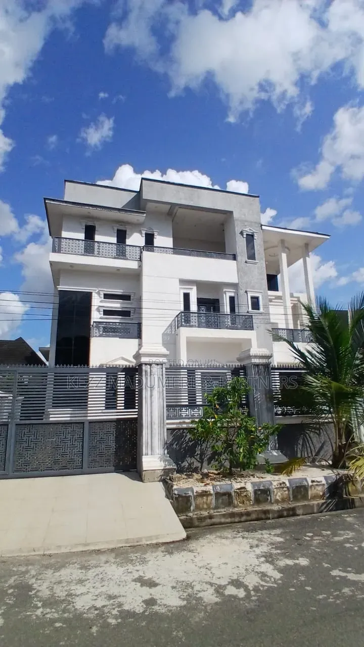 9bdrm Maisonette in Prestigious Udenwa for sale in Owerri