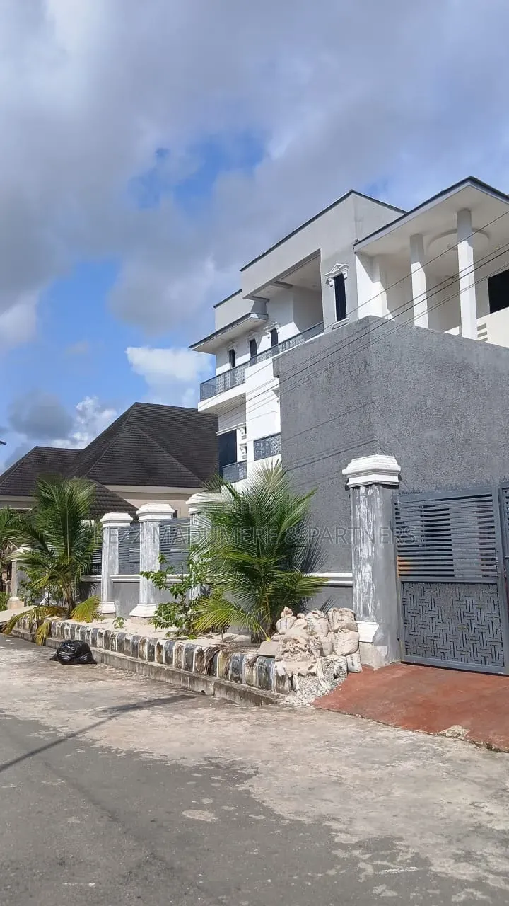 9bdrm Maisonette in Prestigious Udenwa for sale in Owerri