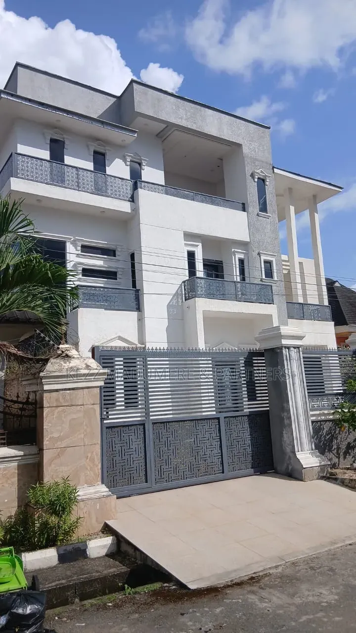 9bdrm Maisonette in Prestigious Udenwa for sale in Owerri