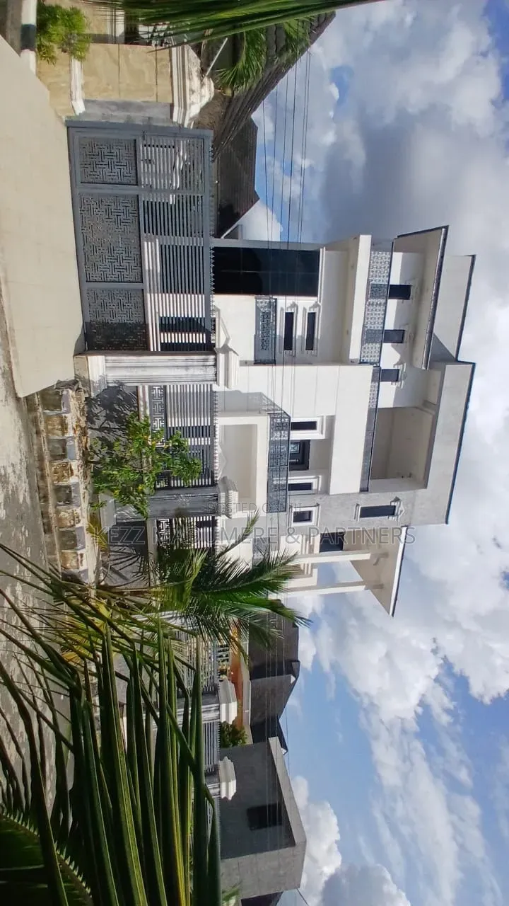 9bdrm Maisonette in Prestigious Udenwa for sale in Owerri
