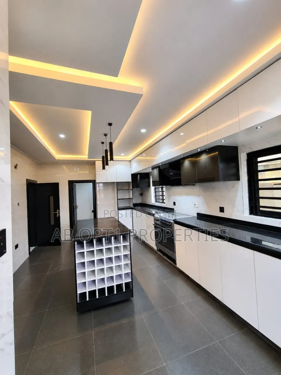 5bdrm Duplex in Ogunwenyi, Gra, Benin City for sale in Benin City