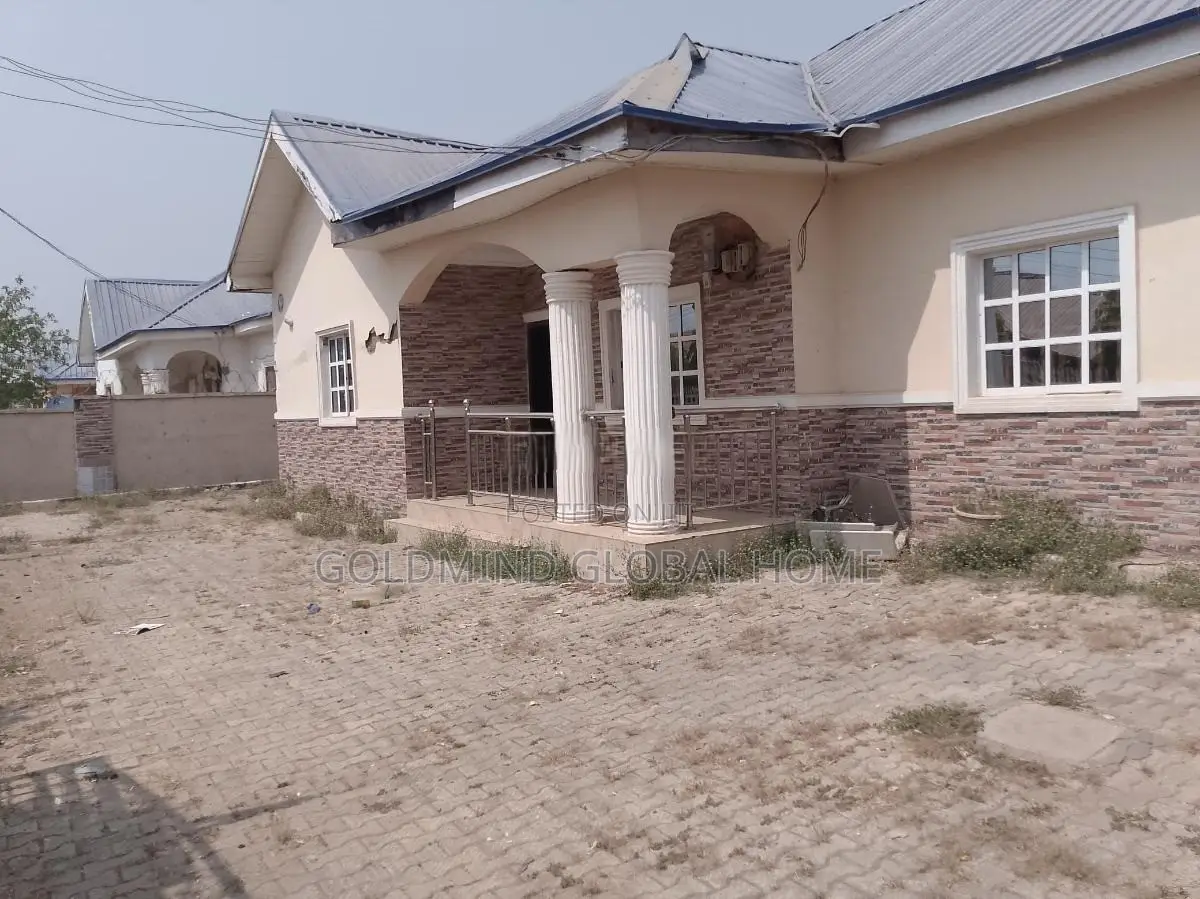 4bdrm Bungalow in Lugbe District. for sale in Sabon Lugbe