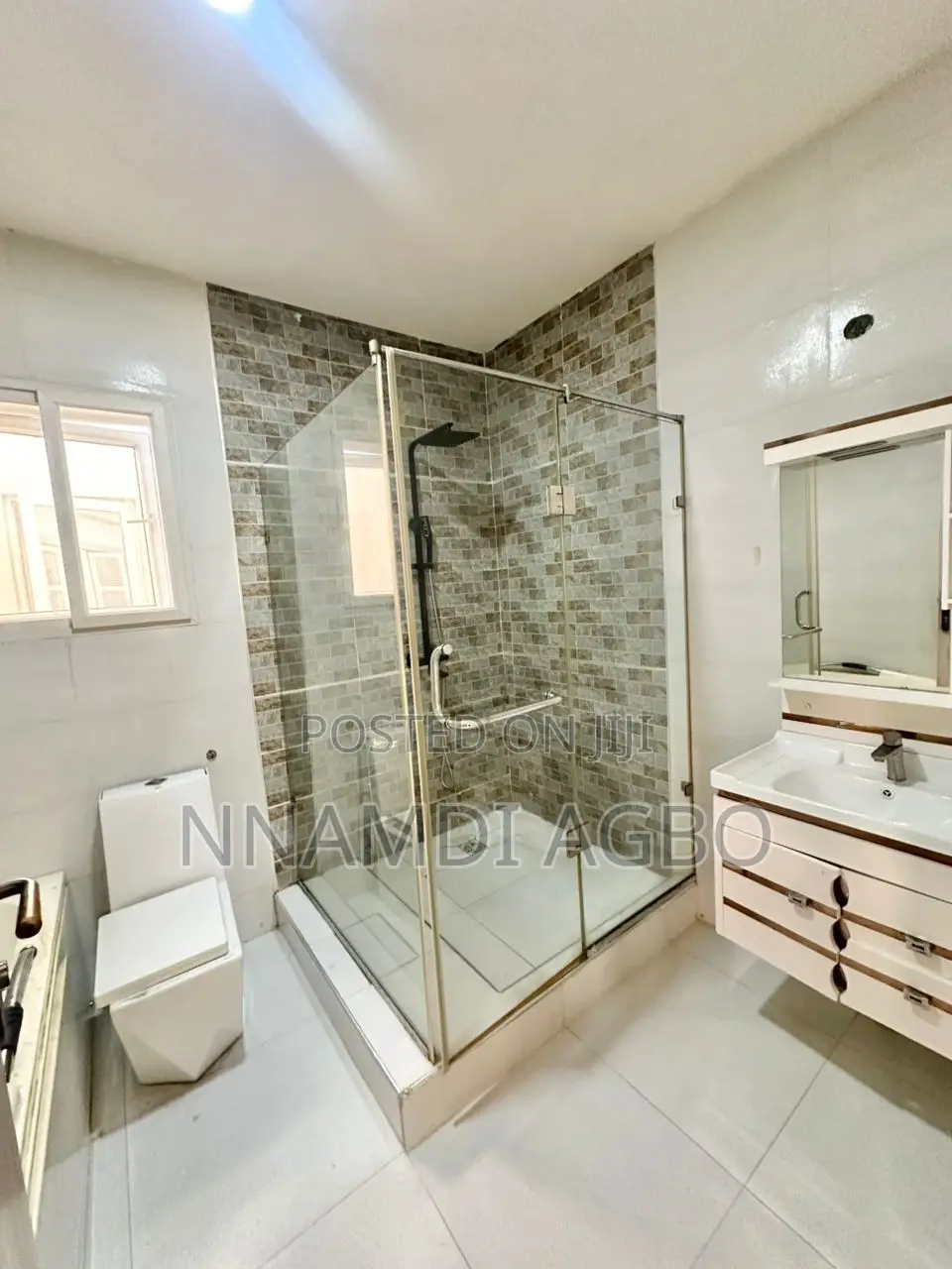 Mini Flat in Chevron for rent in Chevron