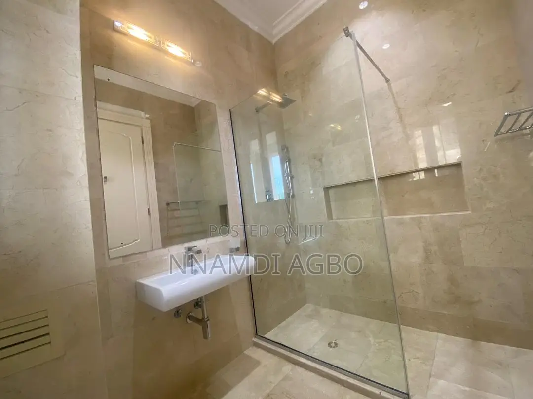 4bdrm Apartment in Kofo Abayomi for rent in Kofo Abayomi