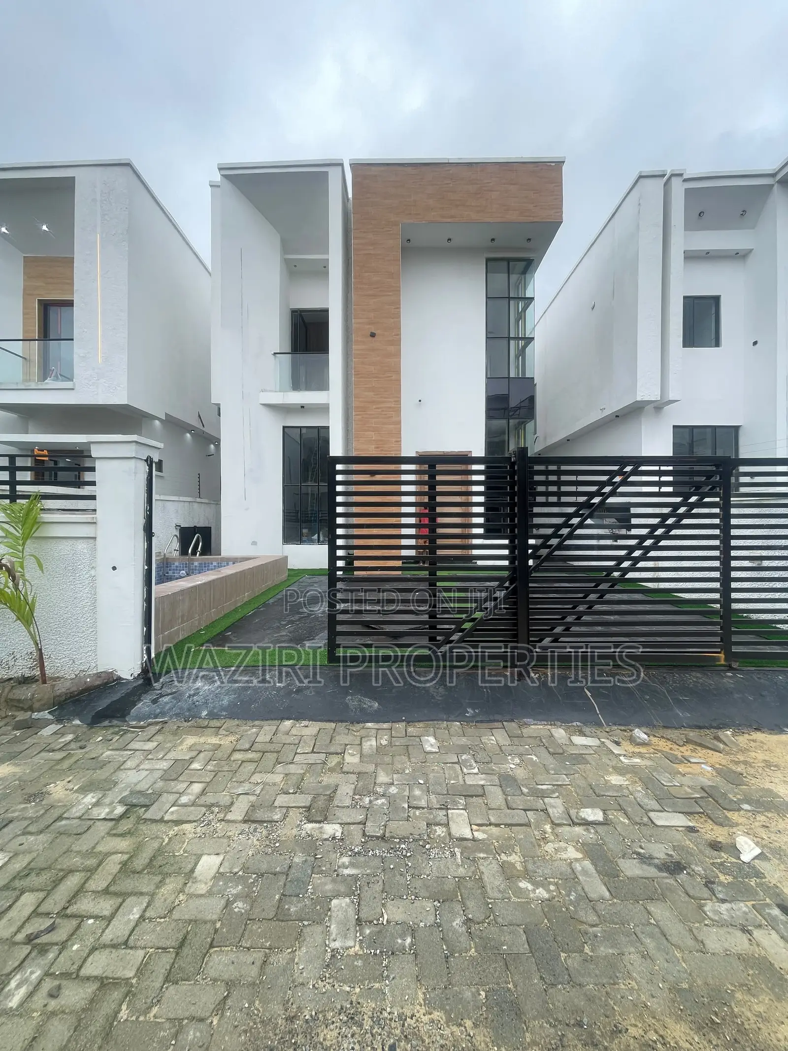 4bdrm Duplex in Chevron for sale in Chevron