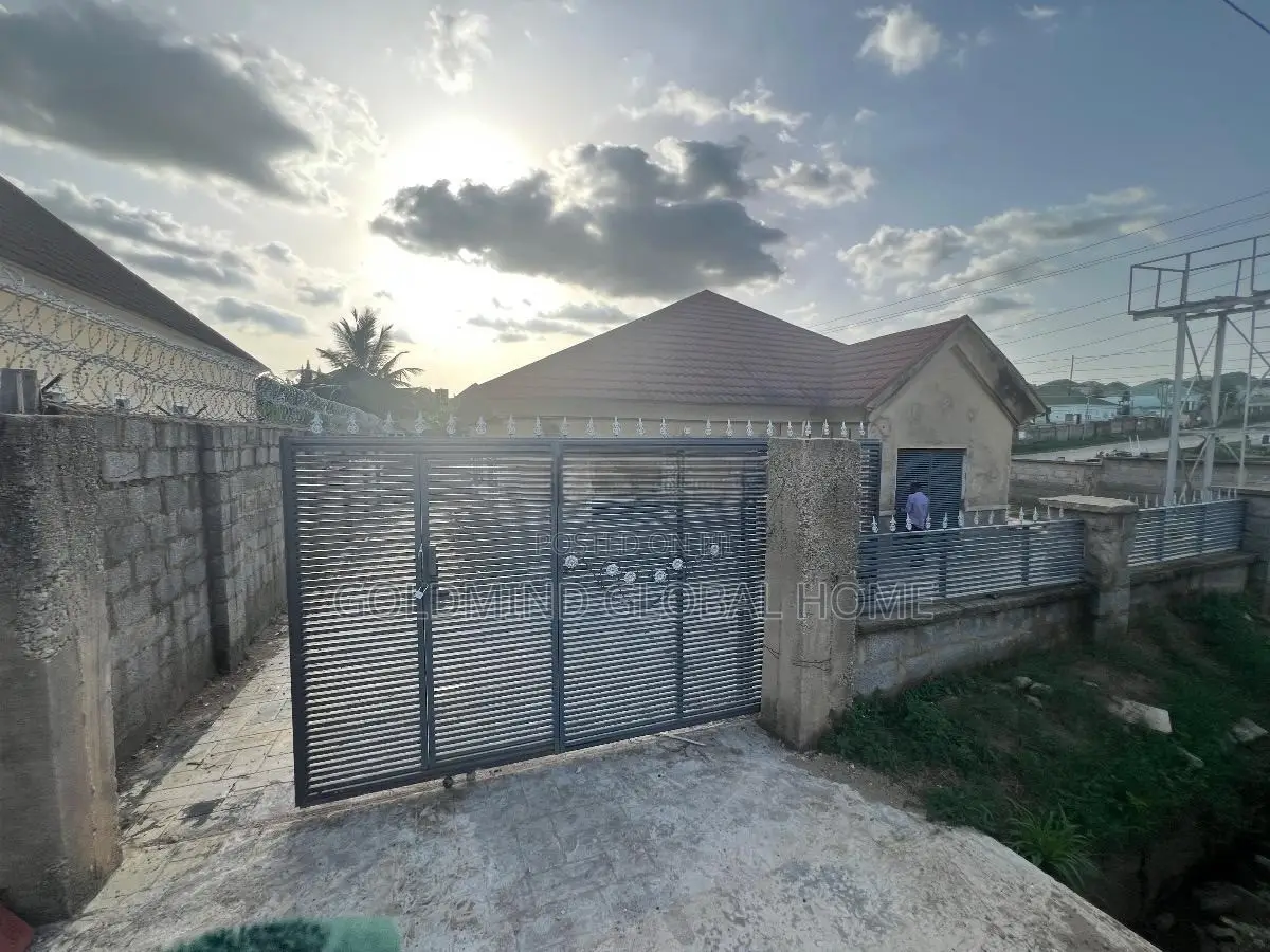 3bdrm Bungalow in Lugbe District. for sale in Sabon Lugbe