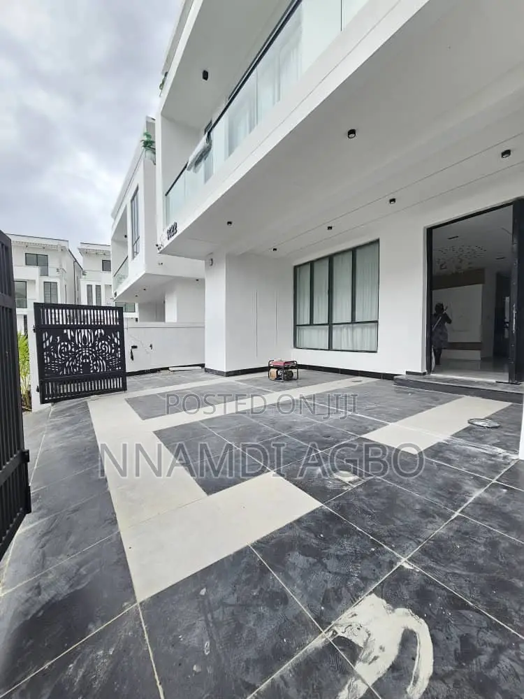 5bdrm Duplex in Chevron for sale in Chevron