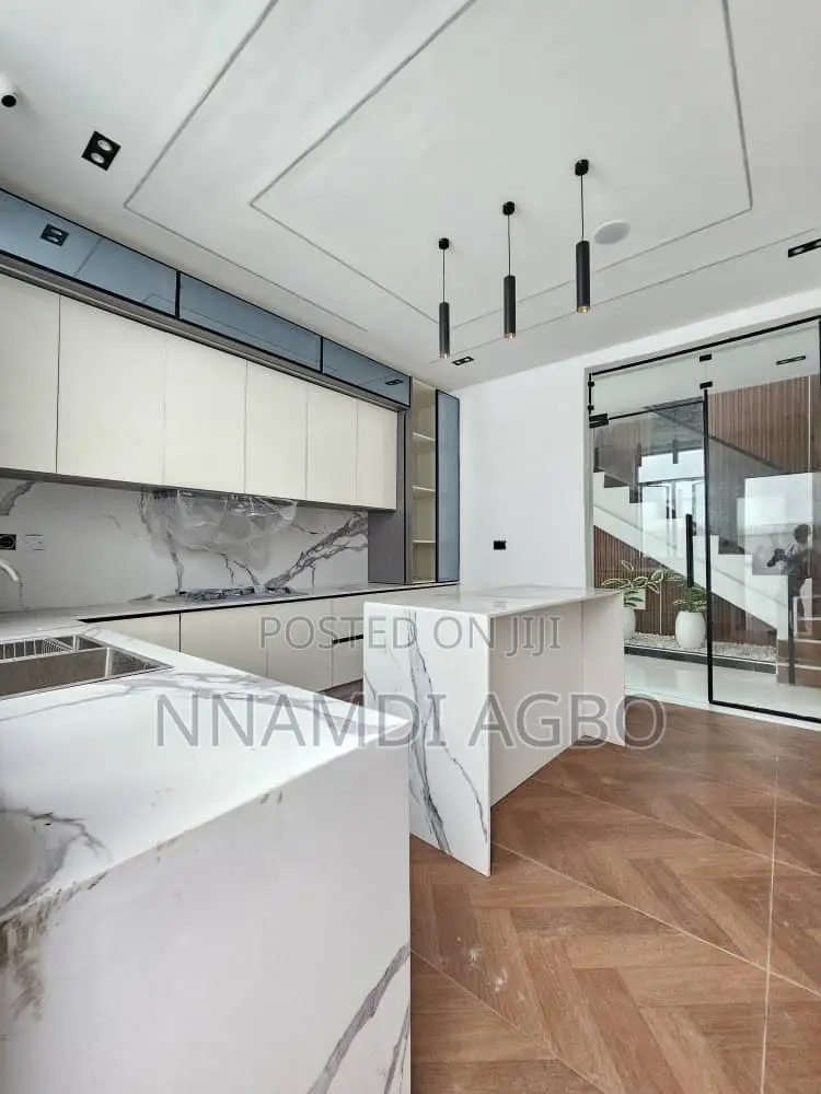 5bdrm Duplex in Chevron for sale in Chevron