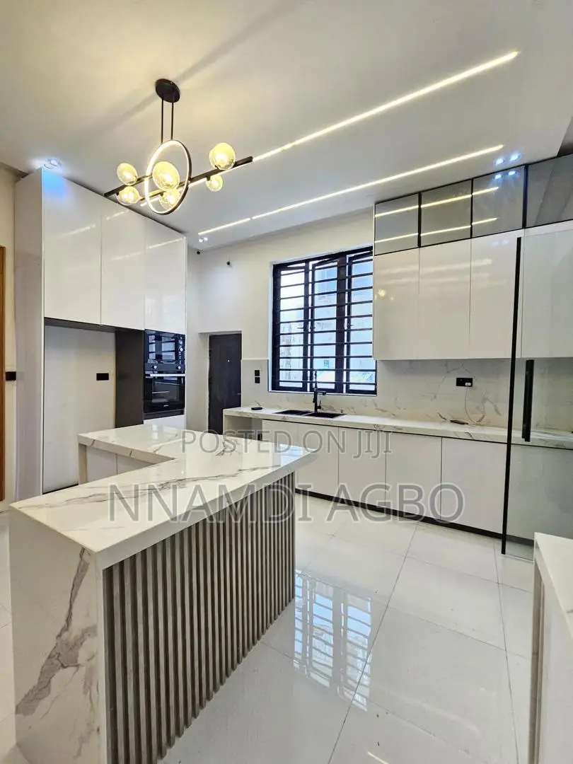 5bdrm Duplex in Chevron for sale in Chevron