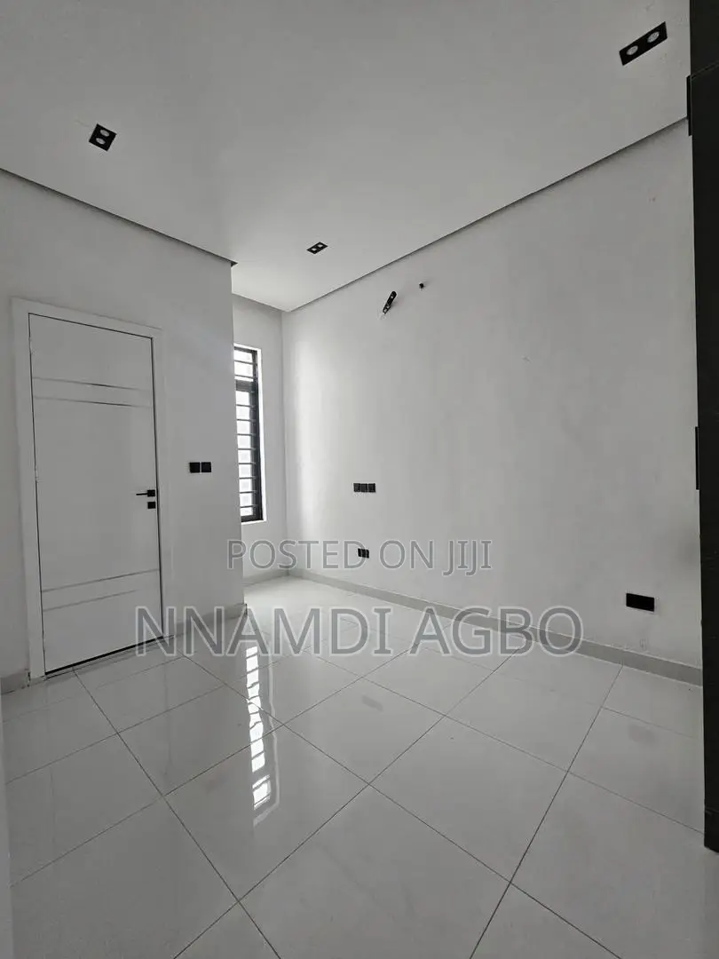 4bdrm Duplex in Ikota for sale in Ikota