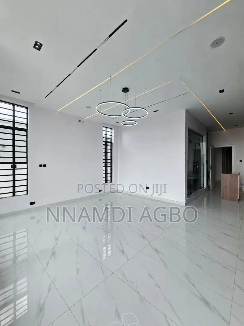 5bdrm Duplex in Ikota for sale in Ikota