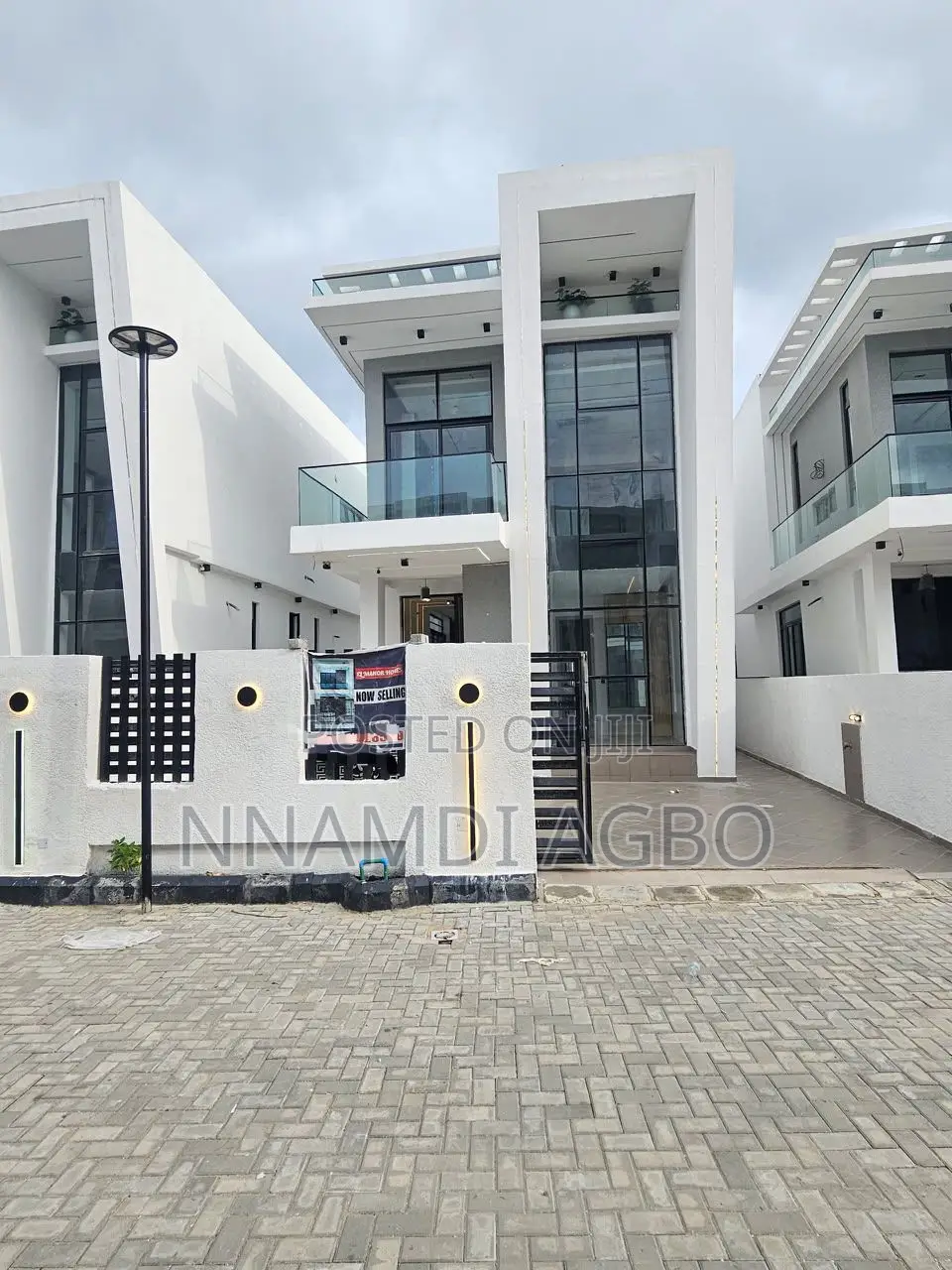 5bdrm Duplex in Chevron for sale in Chevron
