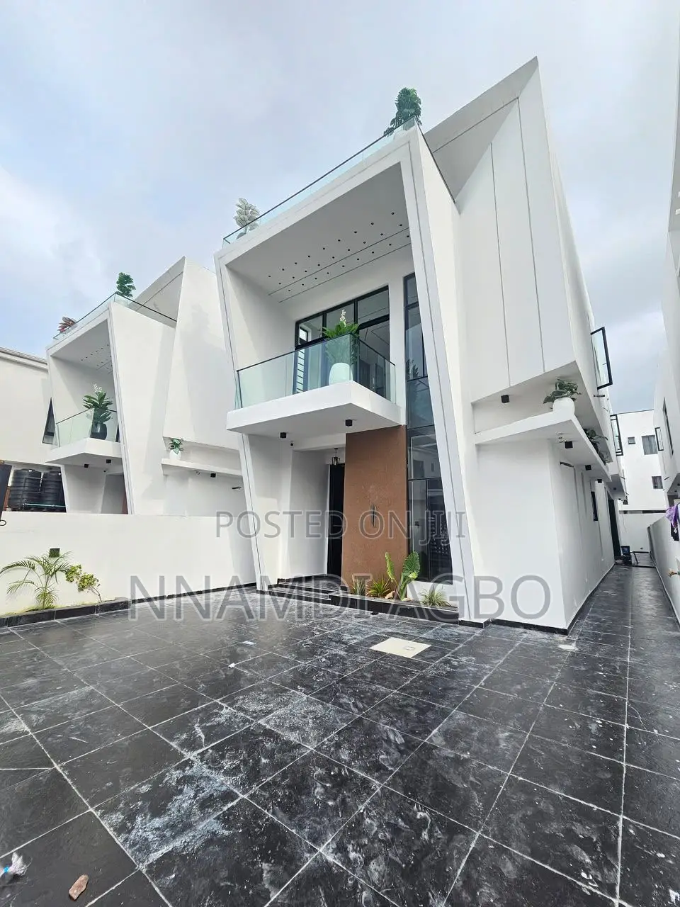 5bdrm Duplex in Chevron for sale in Chevron