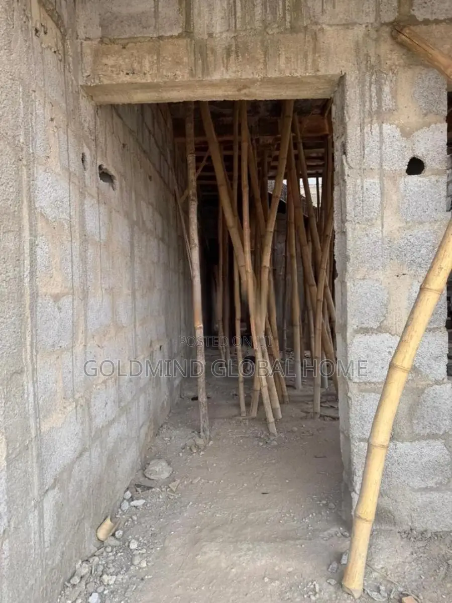 3bdrm Duplex in Lugbe District. for sale in Sabon Lugbe