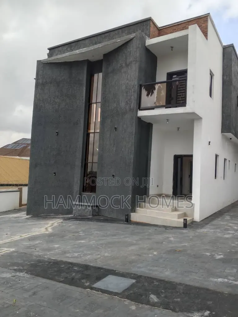 5bdrm Duplex in Alalubosa for sale in Alalubosa
