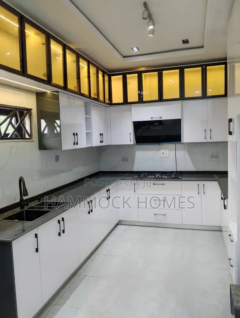 5bdrm Duplex in Alalubosa for sale in Alalubosa