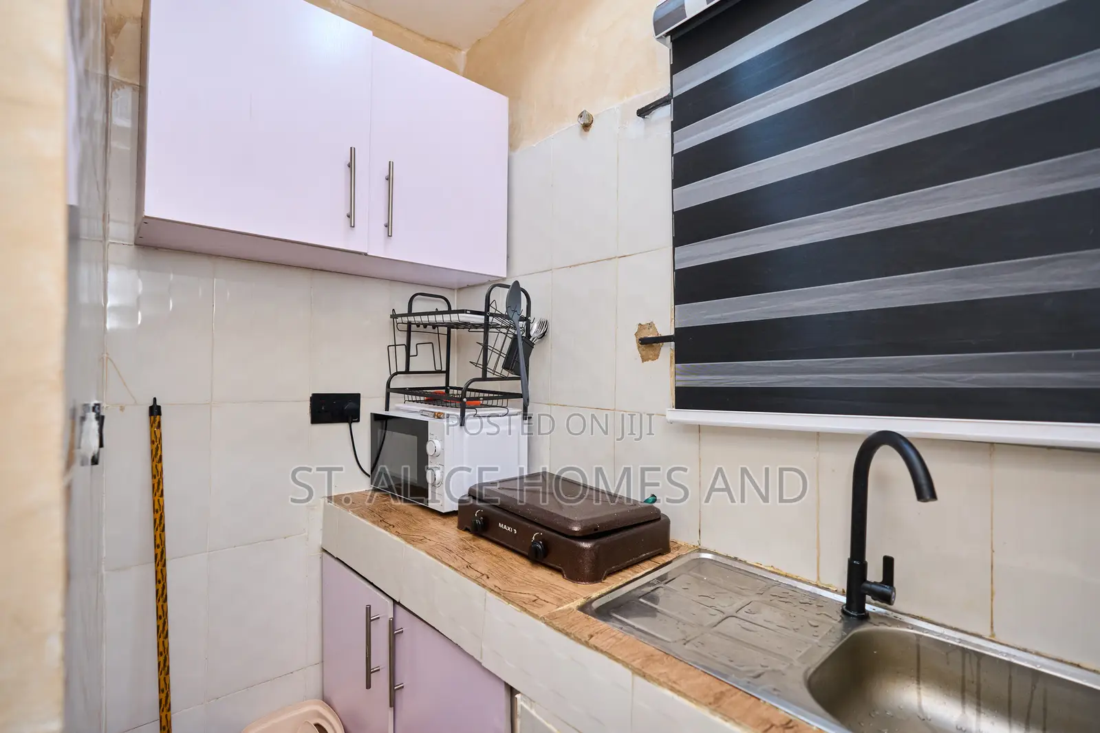 L & L Isimi Urban Studio Apartment, Gbagada, Lagos in Pedro