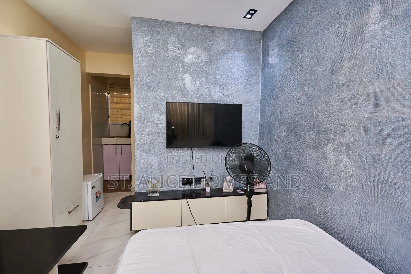 L & L Isimi Papaya Studio Apartment, Gbagada, Lagos in Pedro
