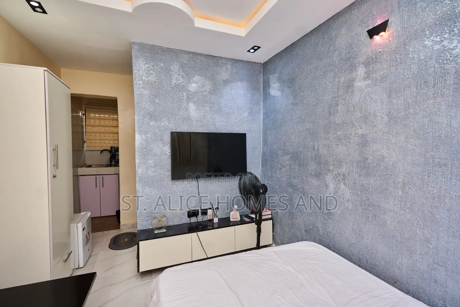 L & L Isimi Papaya Studio Apartment, Gbagada, Lagos in Pedro