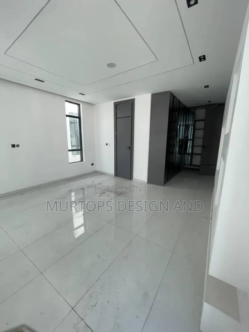 5bdrm Duplex in Chevron for rent in Chevron