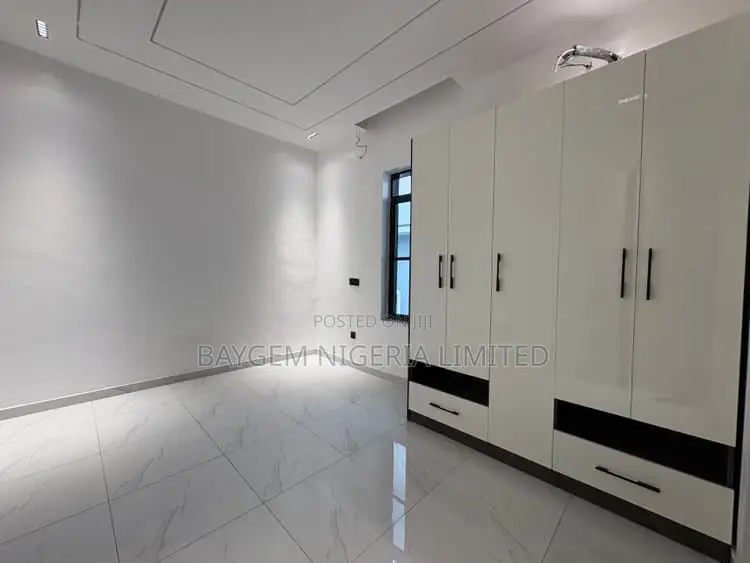 5bdrm House in Osapa London Lekki for sale in Osapa london