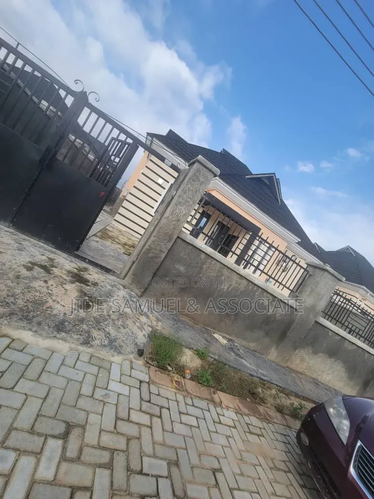 Furnished 3bdrm Bungalow in Ayobo for sale in Ayobo