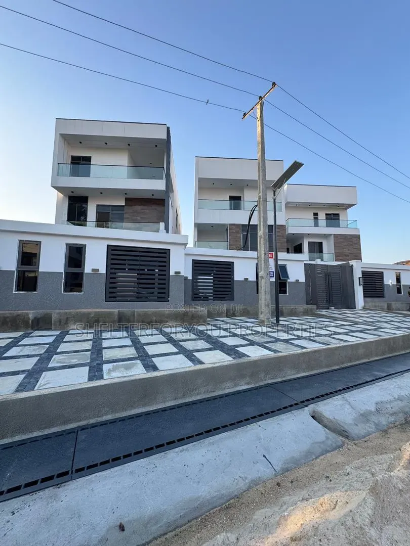 5bdrm Duplex in Lekki Phase 1 for sale in Lekki Phase 1