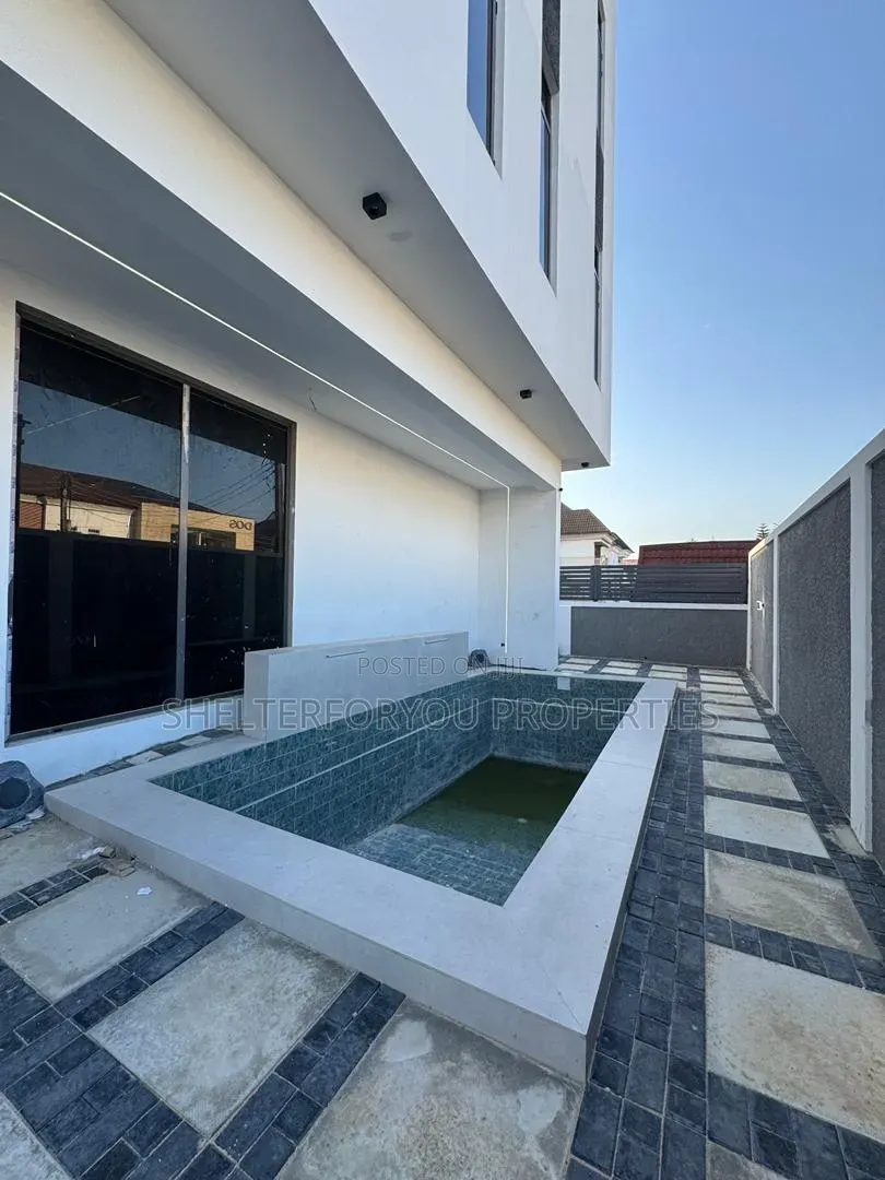 5bdrm Duplex in Lekki Phase 1 for sale in Lekki Phase 1