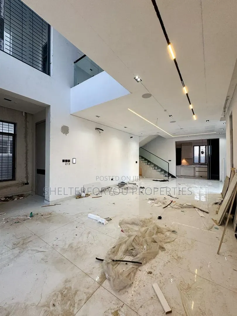 5bdrm Duplex in Lekki Phase 1 for sale in Lekki Phase 1