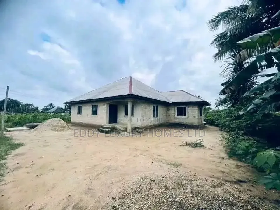 3bdrm Bungalow in Oron Rd, Uyo for sale in Uyo