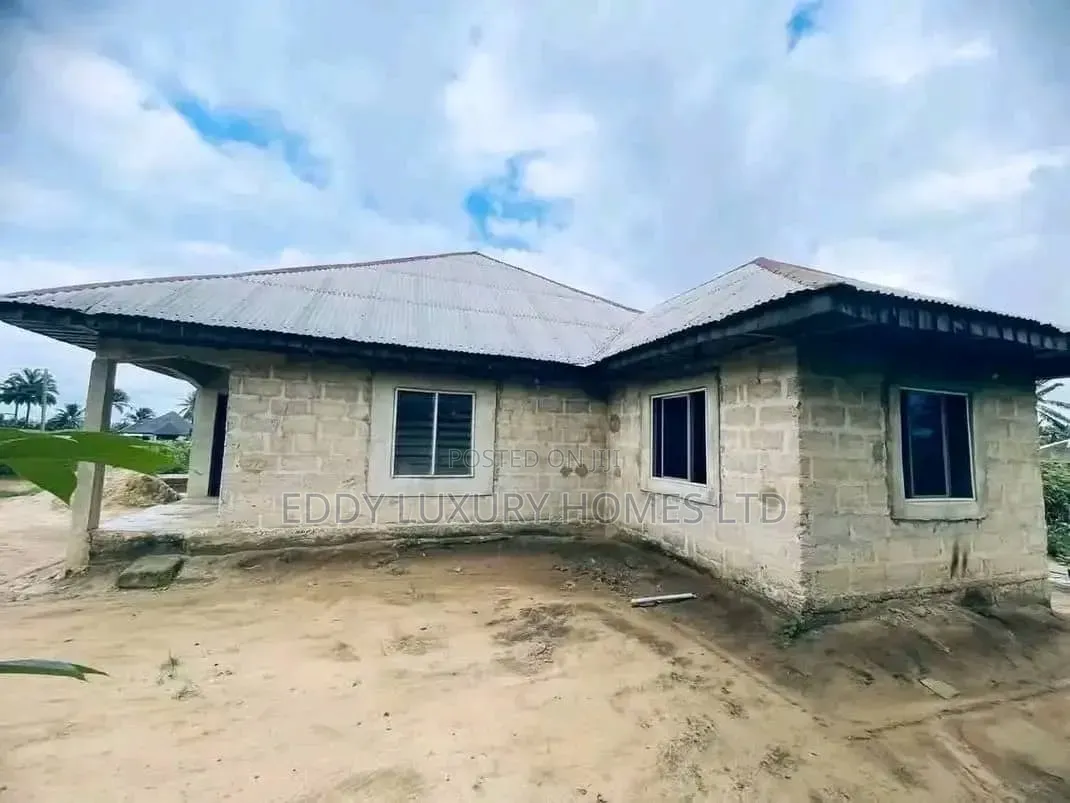 3bdrm Bungalow in Oron Rd, Uyo for sale in Uyo