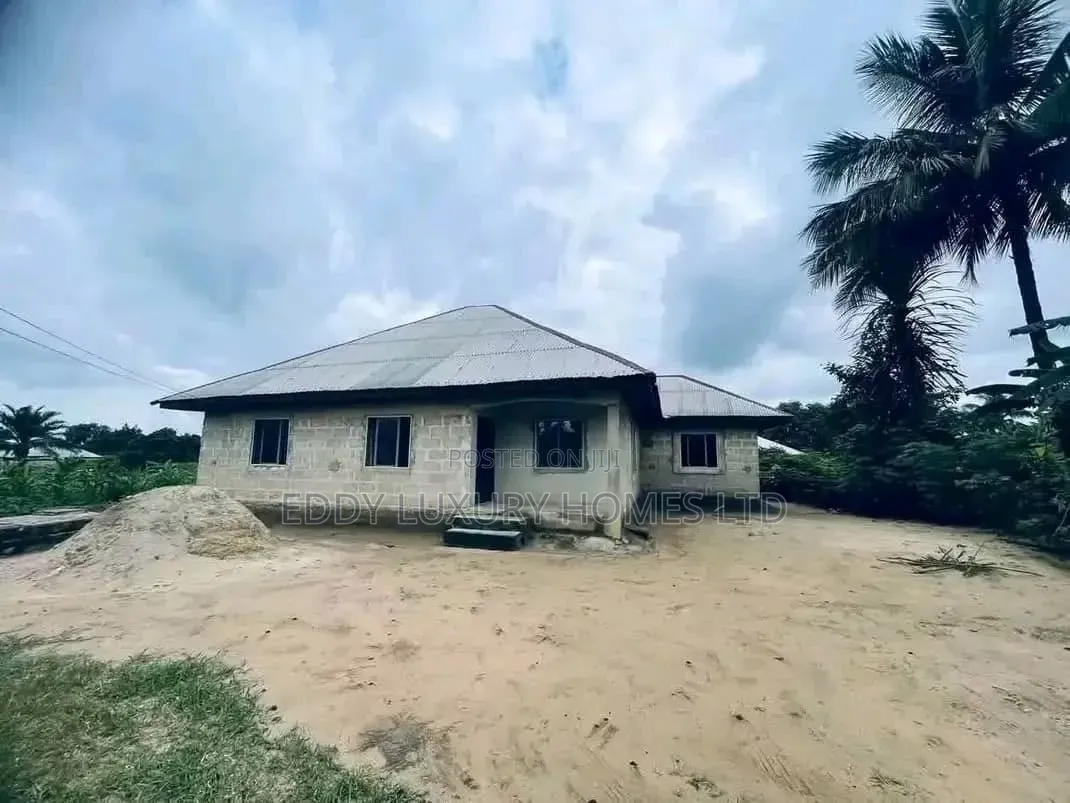 3bdrm Bungalow in Oron Rd, Uyo for sale in Uyo