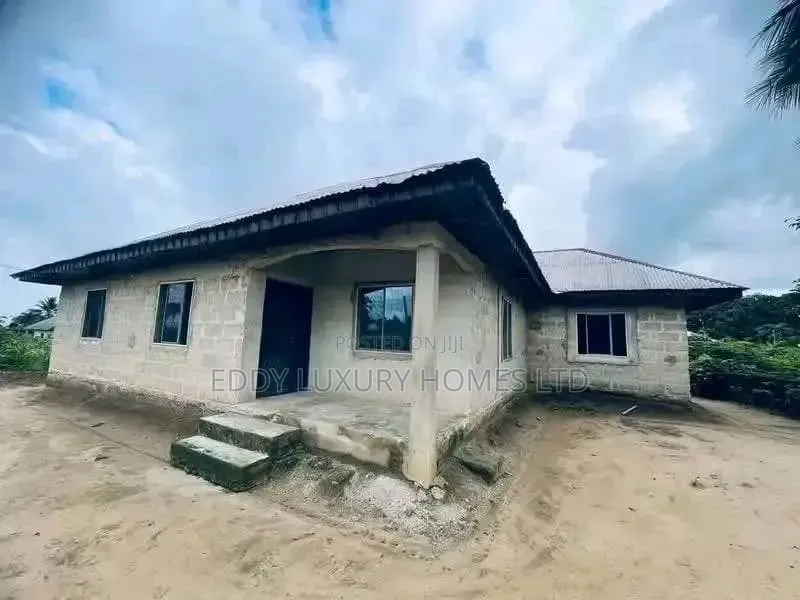 3bdrm Bungalow in Oron Rd, Uyo for sale in Uyo