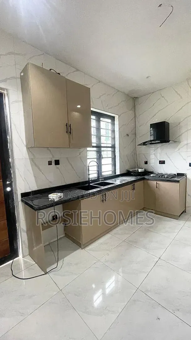 4bdrm Duplex in Chevron for sale in Chevron