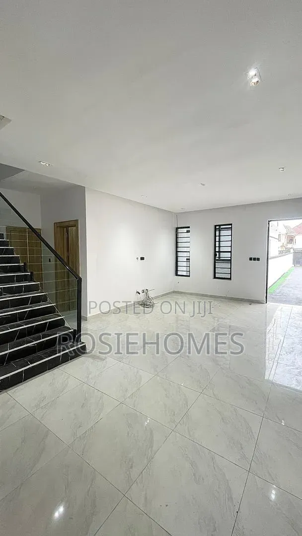 4bdrm Duplex in Chevron for sale in Chevron