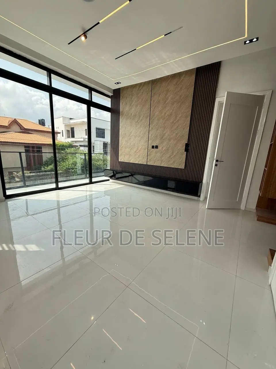 5bdrm Duplex in Penninsular Garden, Ogombo for sale in Ogombo