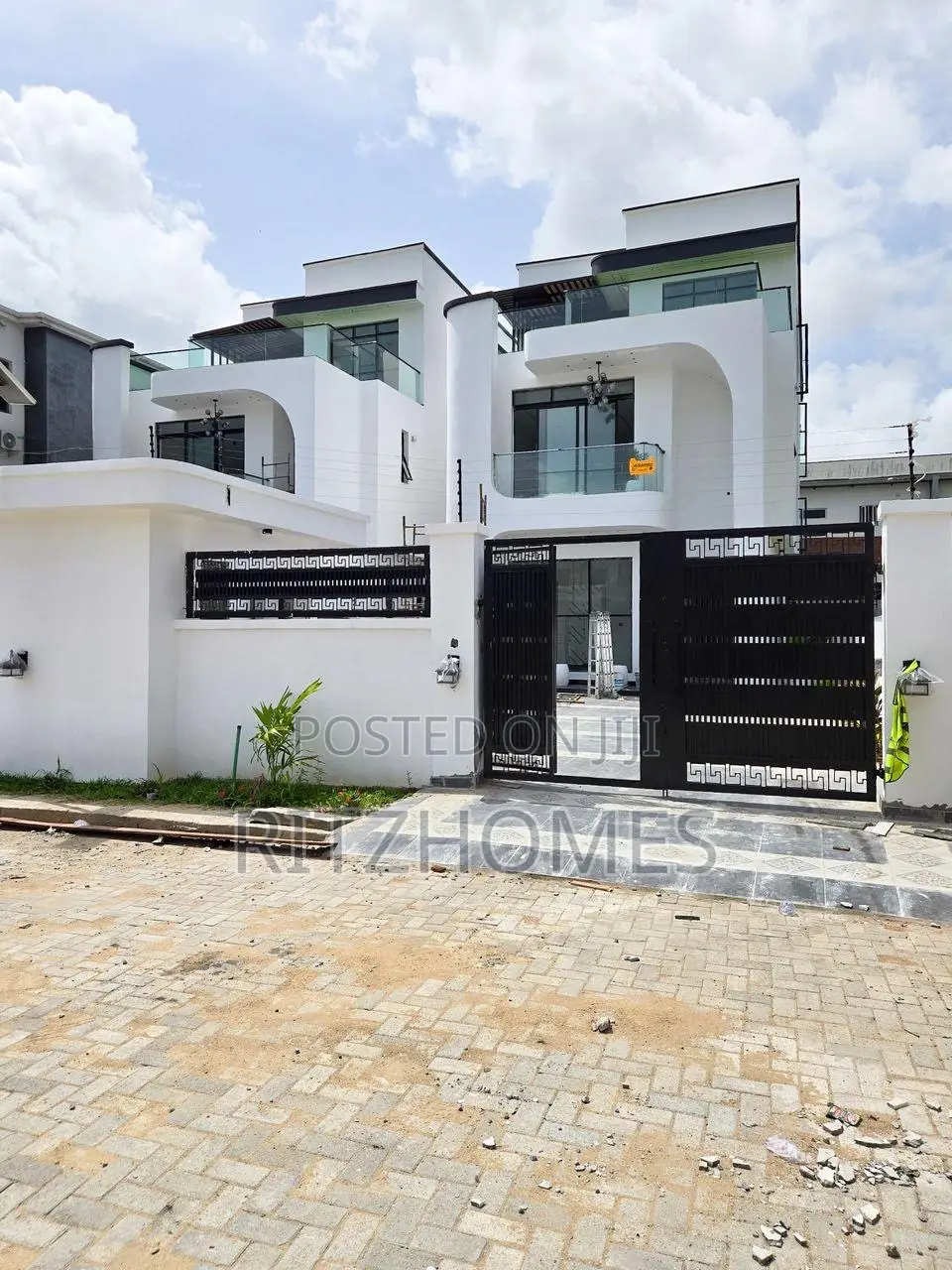 5bdrm Duplex in Ikate for sale in Ikate