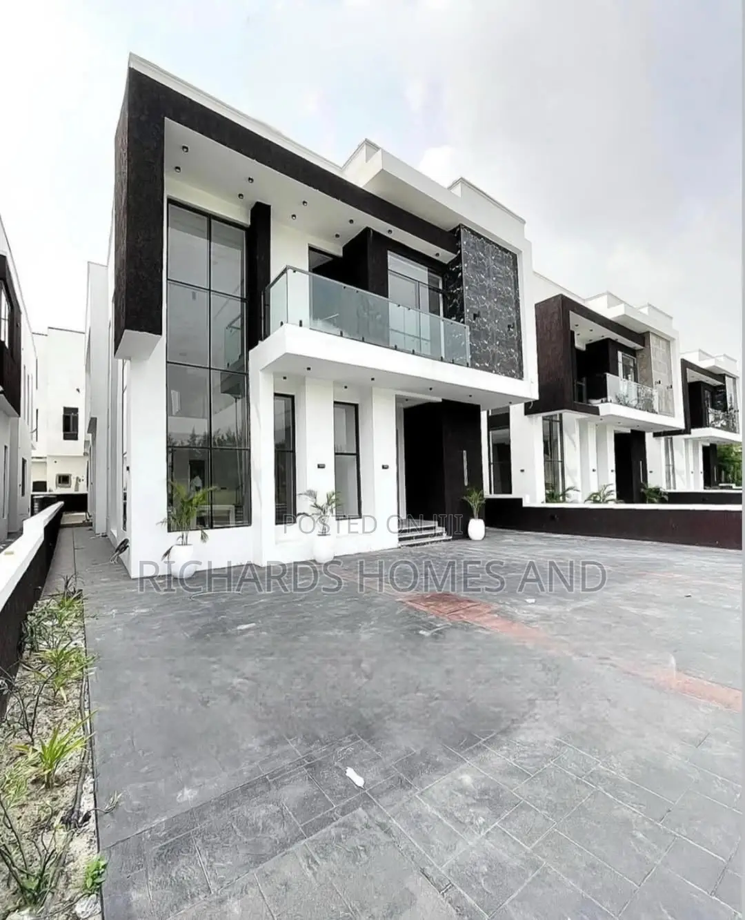5bdrm Duplex in Ikota for sale in Ikota