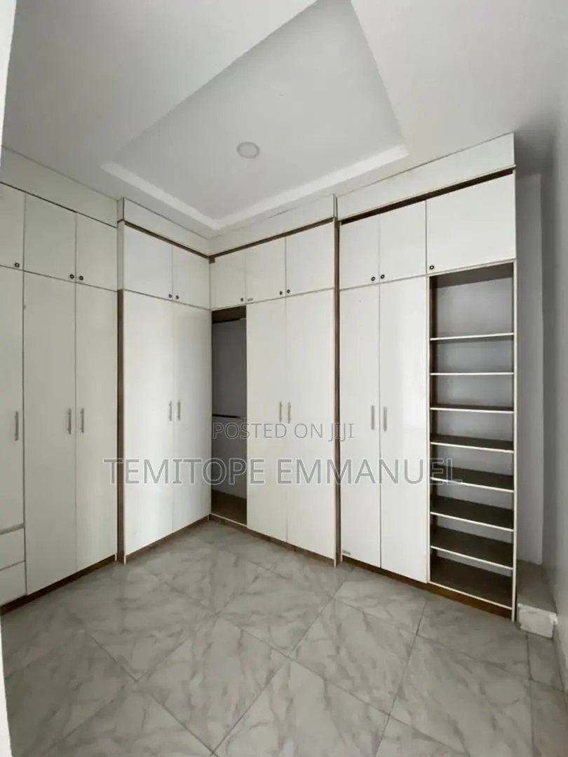 Furnished 5bdrm Duplex in Thomas Estate for sale in Thomas Estate