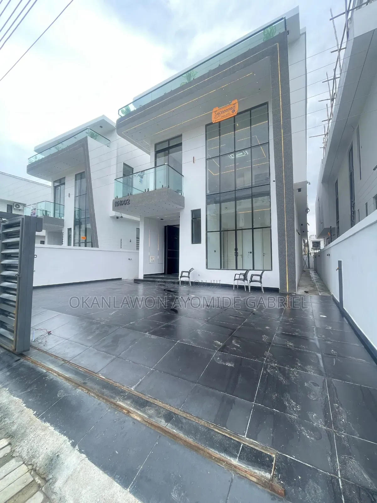 5bdrm Duplex in Chevron for sale in Chevron