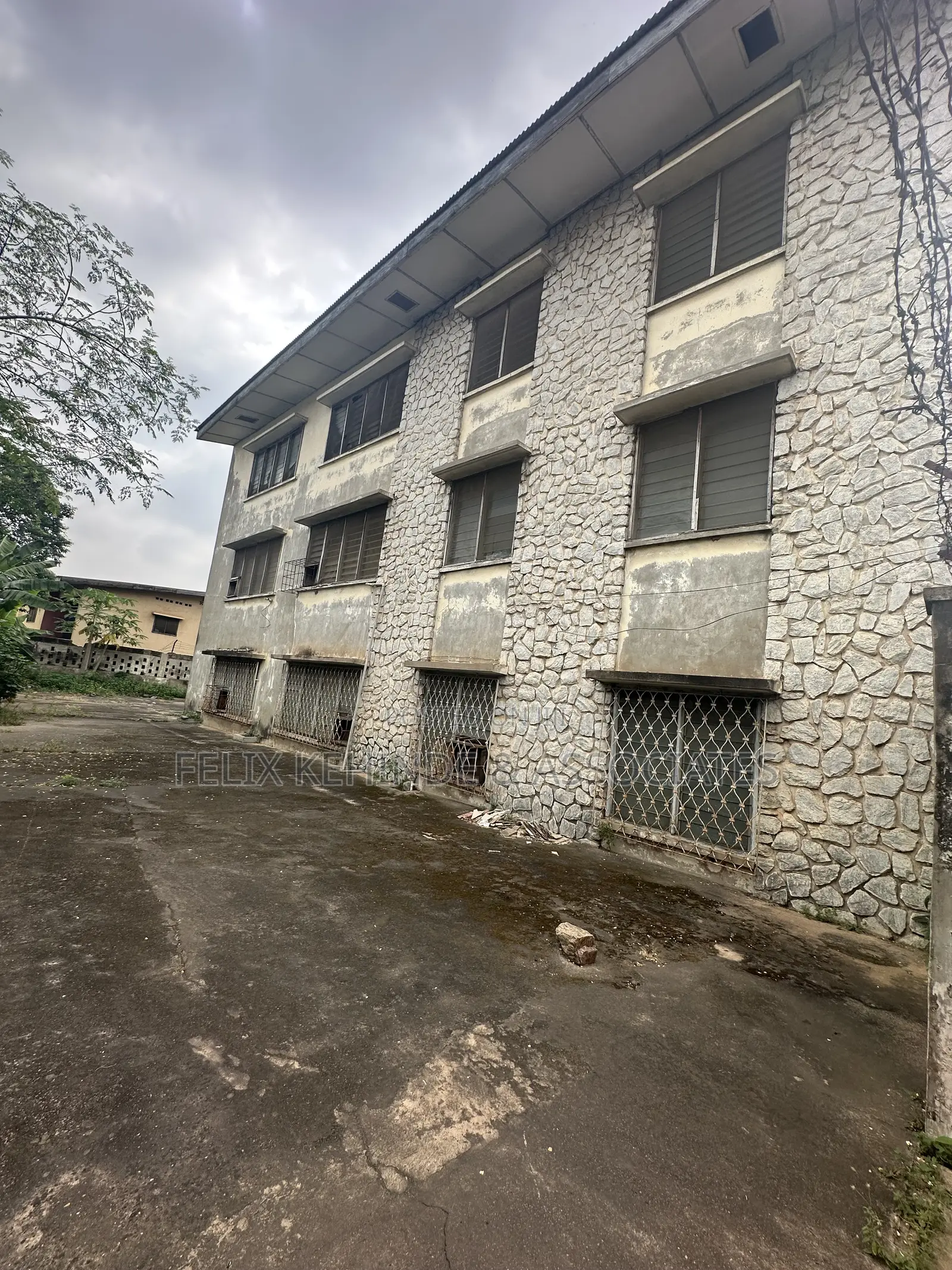 12bdrm Block of Flats in Oke Ado for sale in Oke Ado