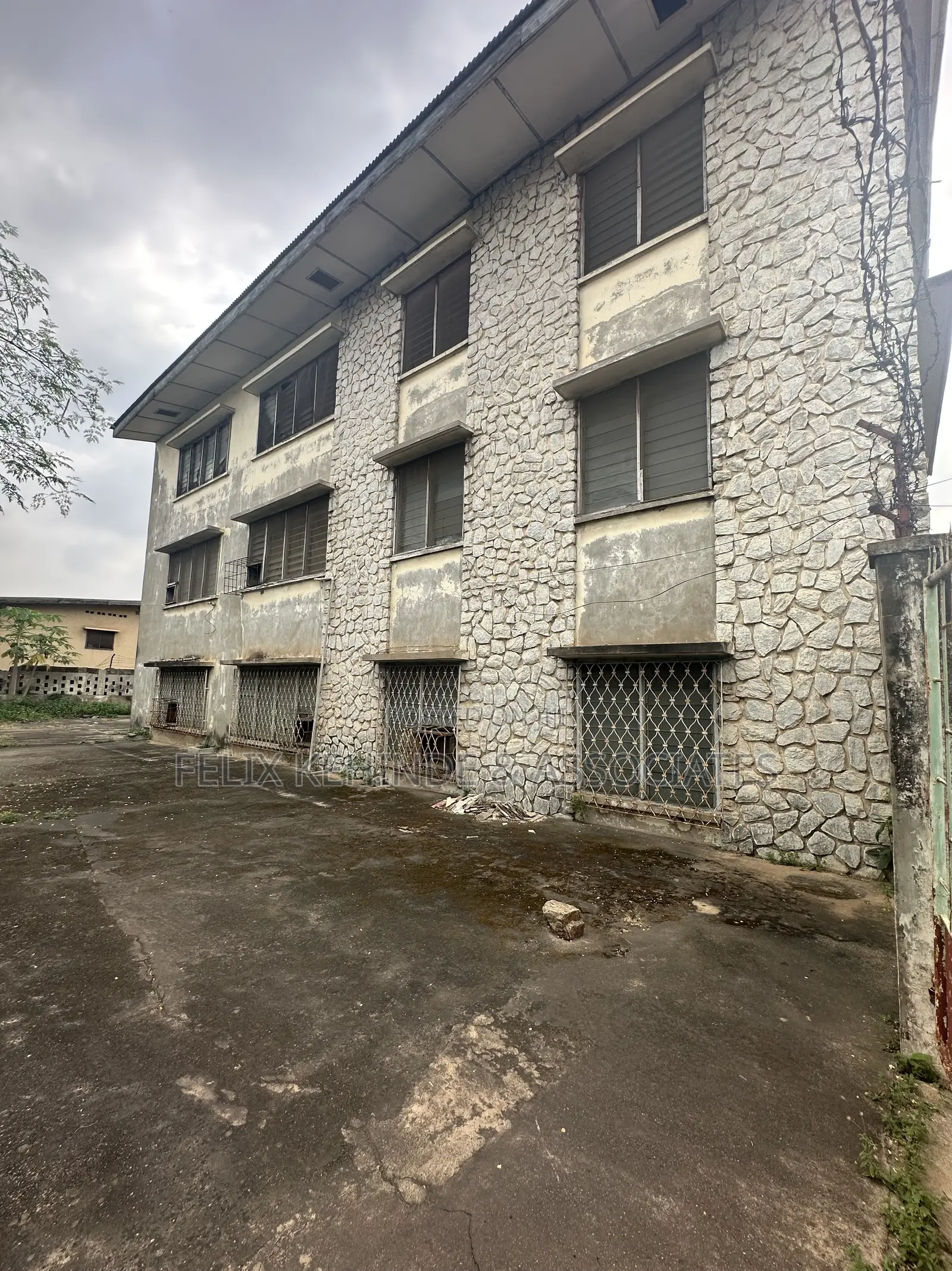 12bdrm Block of Flats in Oke Ado for sale in Oke Ado
