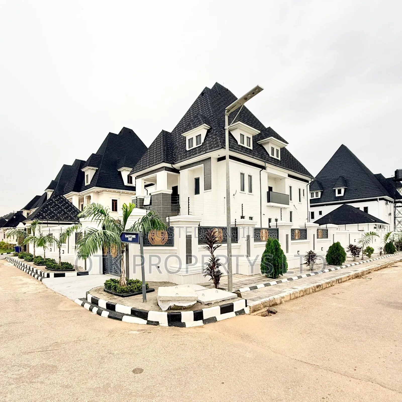 7bdrm Duplex in Efab Metropolis, Bunkoro for sale in Bunkoro