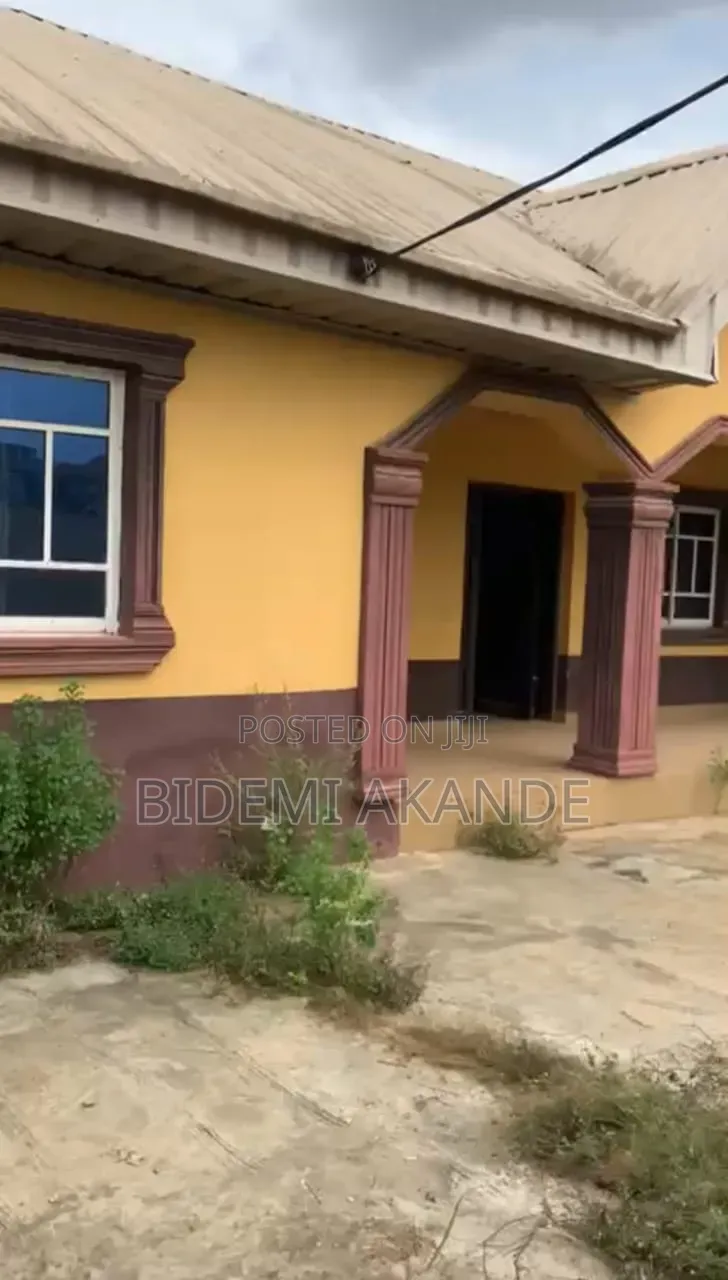 3bdrm Bungalow in Mowe, Obafemi-Owode for sale in Obafemi-Owode
