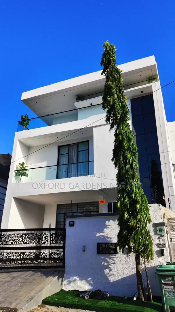 5bdrm Duplex in Ikota Gra Estate for sale in Ikota