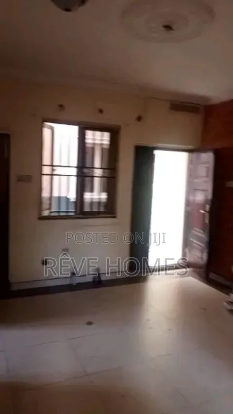 2bdrm Block of Flats in Adekunle for rent in Adekunle