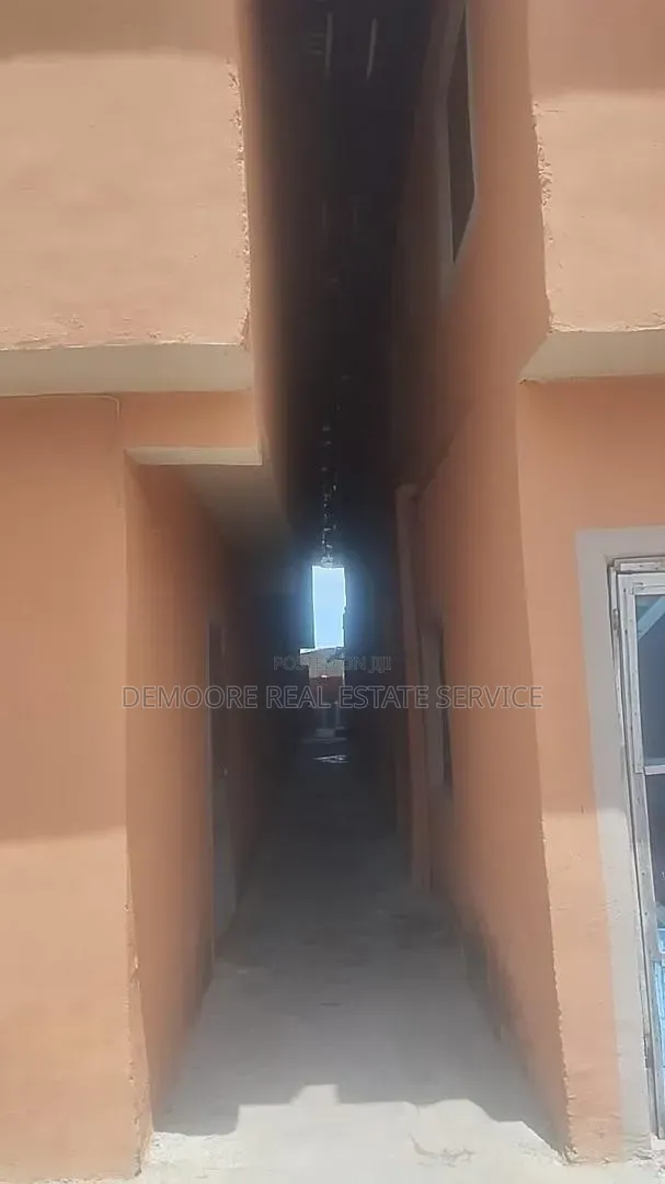 12bdrm Block of Flats in Abaranje for sale in Abaranje